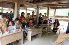 Prihatin Siswa Belajar di Kolong Rumah, Relawan Cari Dana untuk Dirikan Sekolah