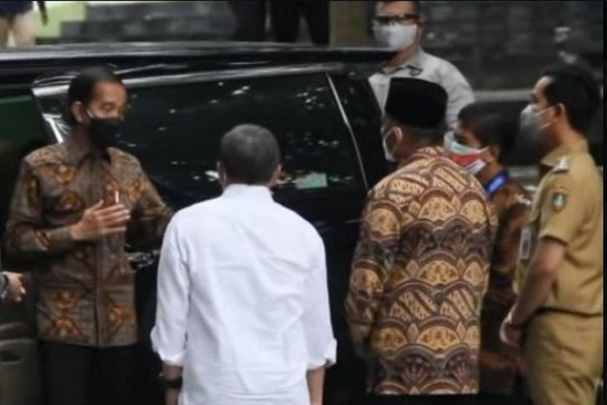 
Momen itu terekam saat Gibran yang mengenakan pakaian PDH PNS menemani kunker Jokowi dalam pertemuan majelis rektor perguruan tinggi negeri di UNS, Senin (13/9/2021). 
