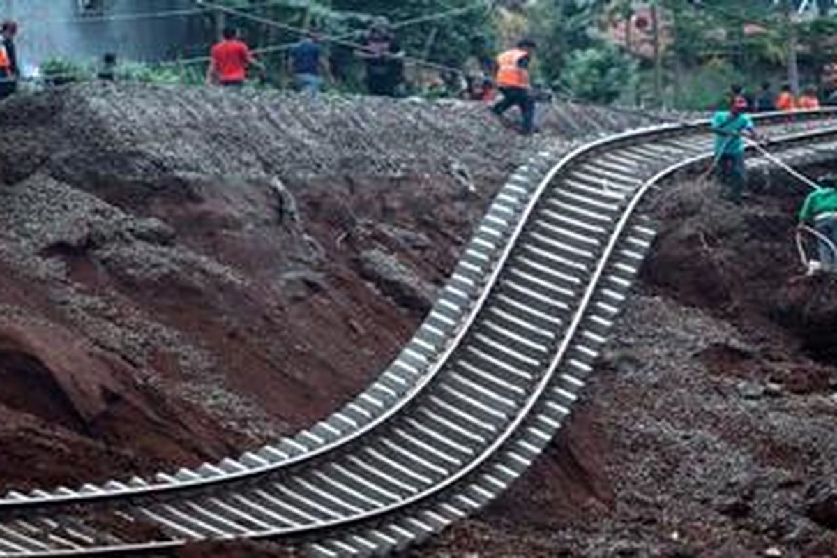 Tanah longsor memutus jalur rel kereta api antara Stasiun Bojong Gede - Stasiun Cilebut, Bogor, Jawa Barat, Kamis (22/11/2012). Akibat kejadian ini, KRL Jakarta-Bogor hanya dapat melayani penumpang hingga Stasiun Bojong Gede. Selain itu, puluhan rumah warga juga rusak akibat tertimbun longsoran tanah.   