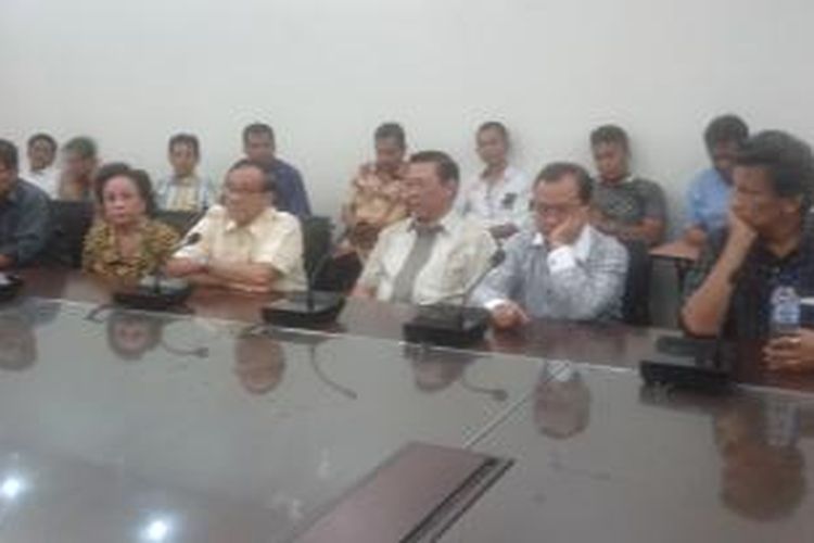 Ketua Dewan Pertimbangan Partai Golkar Akbar Tandjung bertemu dengan tim penyelamat Partai Golkar, Agung Laksono, Priyo Budi Santoso, dan Agun Gunandjar, di Kantor DPP Partai Golkar, Jumat (28/11/2014).
