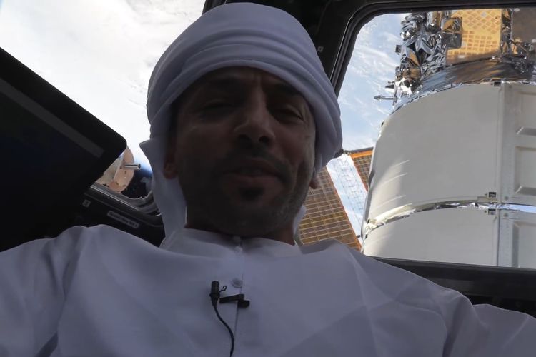 Dari atas bumi, di dalam Stasiun Ruang Angkasa Internasional (ISS), seorang astronaut asal Uni Emirat Arab (UEA) Sultan Al Neyadi turut merayakan Lebaran 2023 atau Idul Fitri 1444 H.