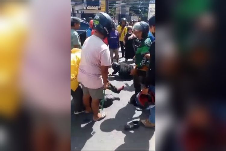 Dua pelaku jambret yang menyasar emak-emak di Makassar yang dikroyok ratusan warga di bilangan Jalan Perintis Kemerdekaan, Kecamatan Tamalanrea, Kota Makassar, Sulsel, Jumat (30/6/2023)