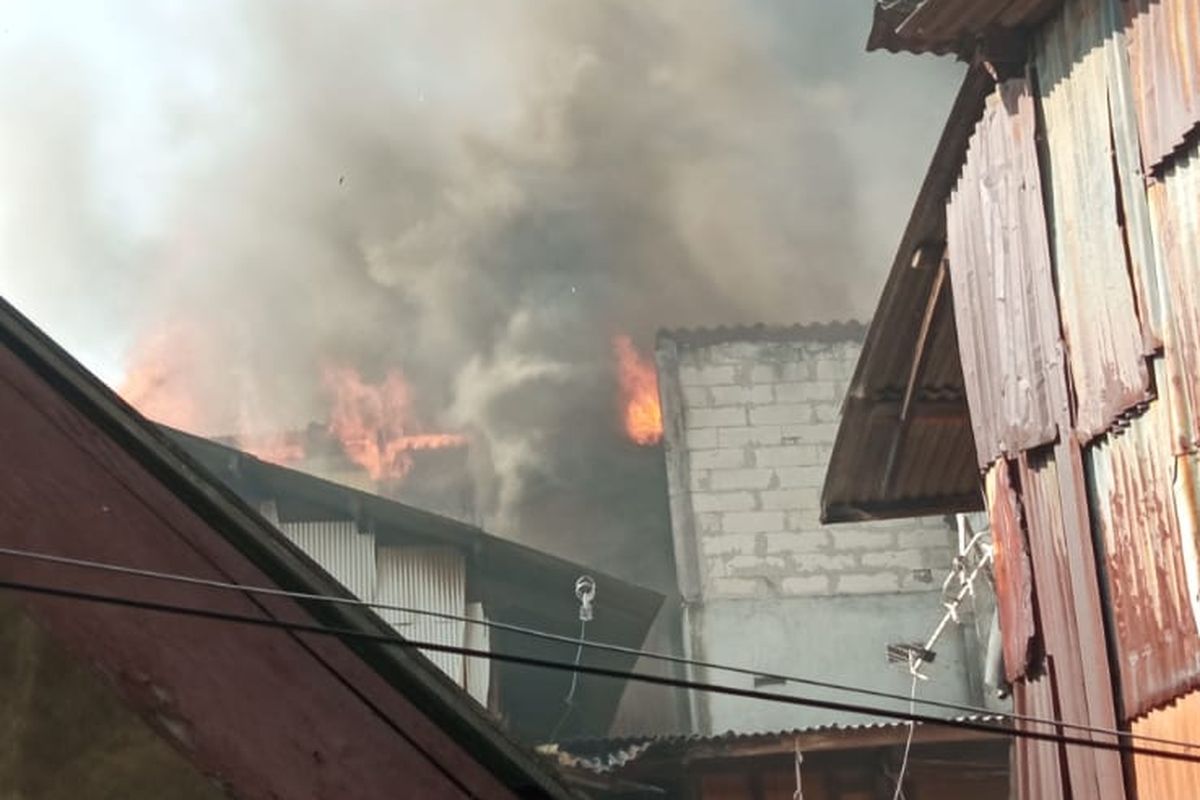Sebanyak 25 rumah kontrakan terbakar di Tambora, Jakarta Barat, Minggu (27/3/2022), api diduga muncul akibat faktor kesengajaan salah satu pemilik kamar.