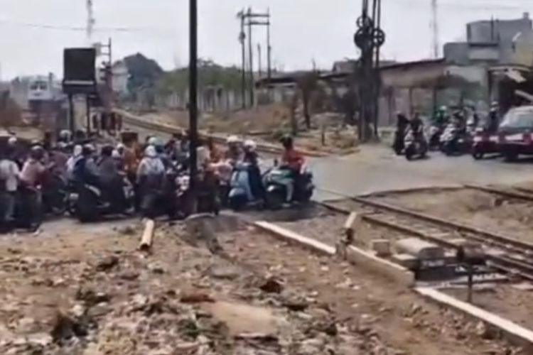 Kronologi Pemotor Terobos Pelintasan Saat KA 24 Argo Merbabu Lewat di Cikampek