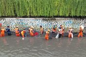Pagi di Sungai Samping Plaza Indonesia: Petugas PPSU hingga Damkar Turun Lagi Tangkap Ikan Sapu-sapu