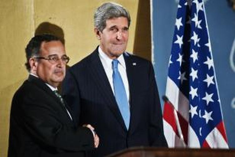 Menlu Mesir Nabil Fahmy dan Menlu AS John Kerry.