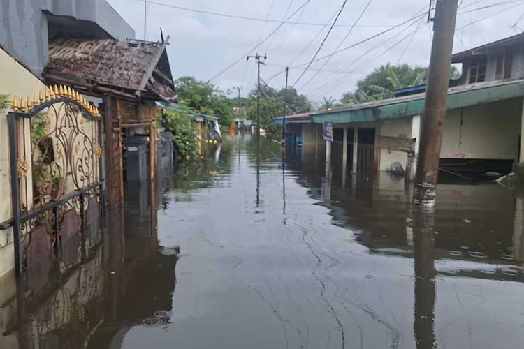 Kondisi puluhan rumah warga yang terendam banjir di kawasan Blok 8 Perumnas Antang, Kecamatan Manggala, Kota Makassar, Sulsel, Minggu (22/12/2024).