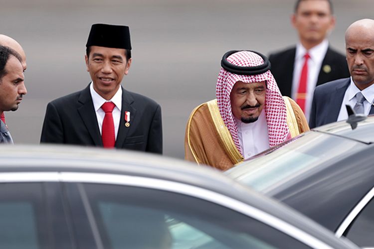 Raja Arab Saudi Salman bin Abdulaziz al-Saud disambut Presiden Republik Indonesia, Joko Widodo di landasan pacu VVIP Bandara Halim Perdanakusuma, Jakarta, Rabu (1/3/2017). Kunjungan Raja Salman ke Indonesia kali ini setelah 47 tahun lalu dalam rangka kerja sama bilateral Indonesia - Arab Saudi.