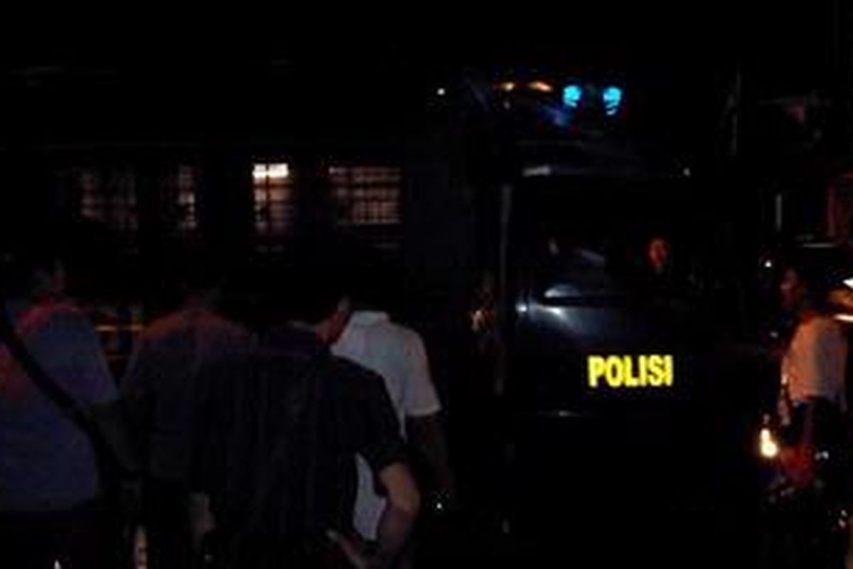 Mobil tahanan Polda Metro Jaya tiba di YLBHI, pukul 22.15 WIB. Mobil ini membawa puluhan demonstran.