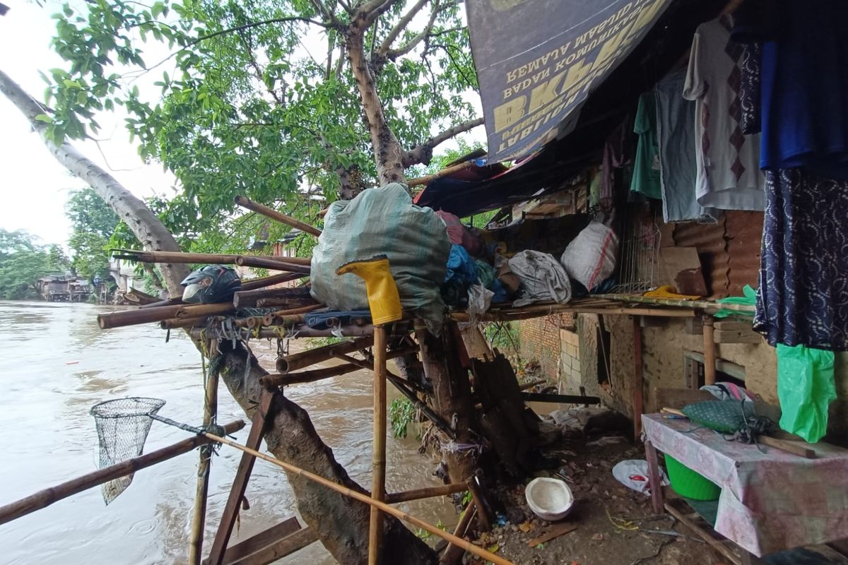 Permukiman di bagian belakang Kebon Pala yang masuk dalam kawasan RT 010 dan RT 011 di RW 05 Kelurahan Kampung Melayu. Lokasinya berada tepat di bantaran Kali Ciliwung, Kecamatan Jatinegara, Jakarta Timur, Jumat (3/3/2023).