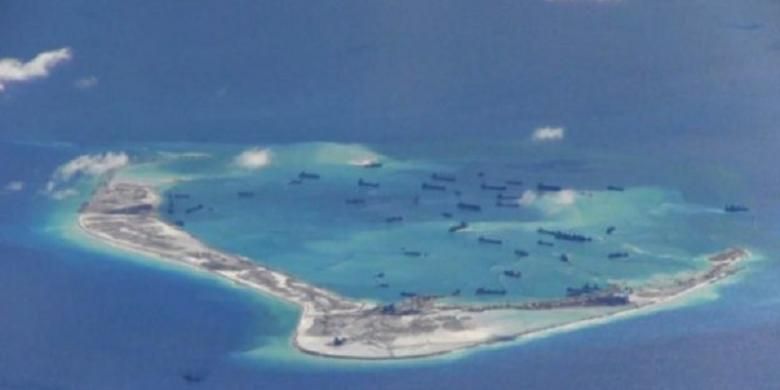Kapal China tampak melakukan upaya reklamasi di sebuah pulau karang di Laut China Selatan