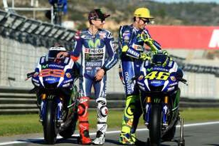 Pebalap Yamaha Team asal Spanyol, Jorge Lorenzo (kiri), dan rekan satu timnya asal Italia, Valentino Rossi, bersiap saat akan menjalani pemotretan jelang GP Valencia di Sirkuit Ricardo Tormo, Kamis (10/11/2016).