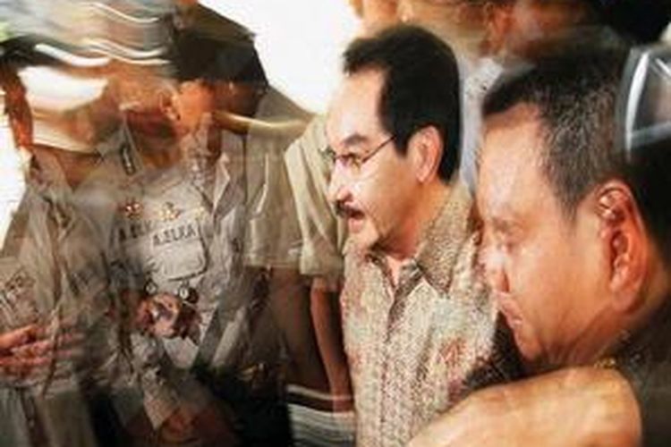 Antasari Azhar (tengah), satu dari empat tersangka pembunuhan Direktur PT Rajawali Putra Banjaran Nasrudin Zulkarnaen, saat tiba di Kantor Kejaksaan Negeri Jakarta Selatan, Selasa (25/8). Hari itu, berita acara pemeriksaan dan keempat tersangka, yaitu Antasari Azhar, Wiliardi Wizard, Sigid Haryo Wibisono, dan Jerry Hermawan Lo, dilimpahkan dari polisi ke pihak kejaksaan.