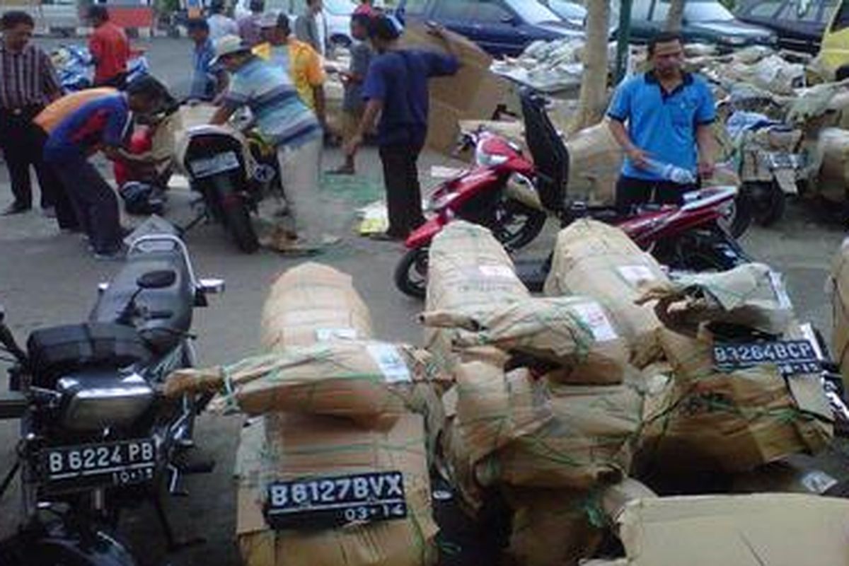 Menjelang Lebaran, pengiriman sepeda motor mulai meningkat, seperti terlihat di PT Benny Putra Jakarta, Kamis (18/8/2011). 