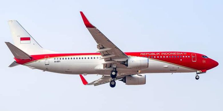 Pesawat Boeing 737-8U3 yang menjadi pesawat Kepresidenan RI dengan cat merah putih