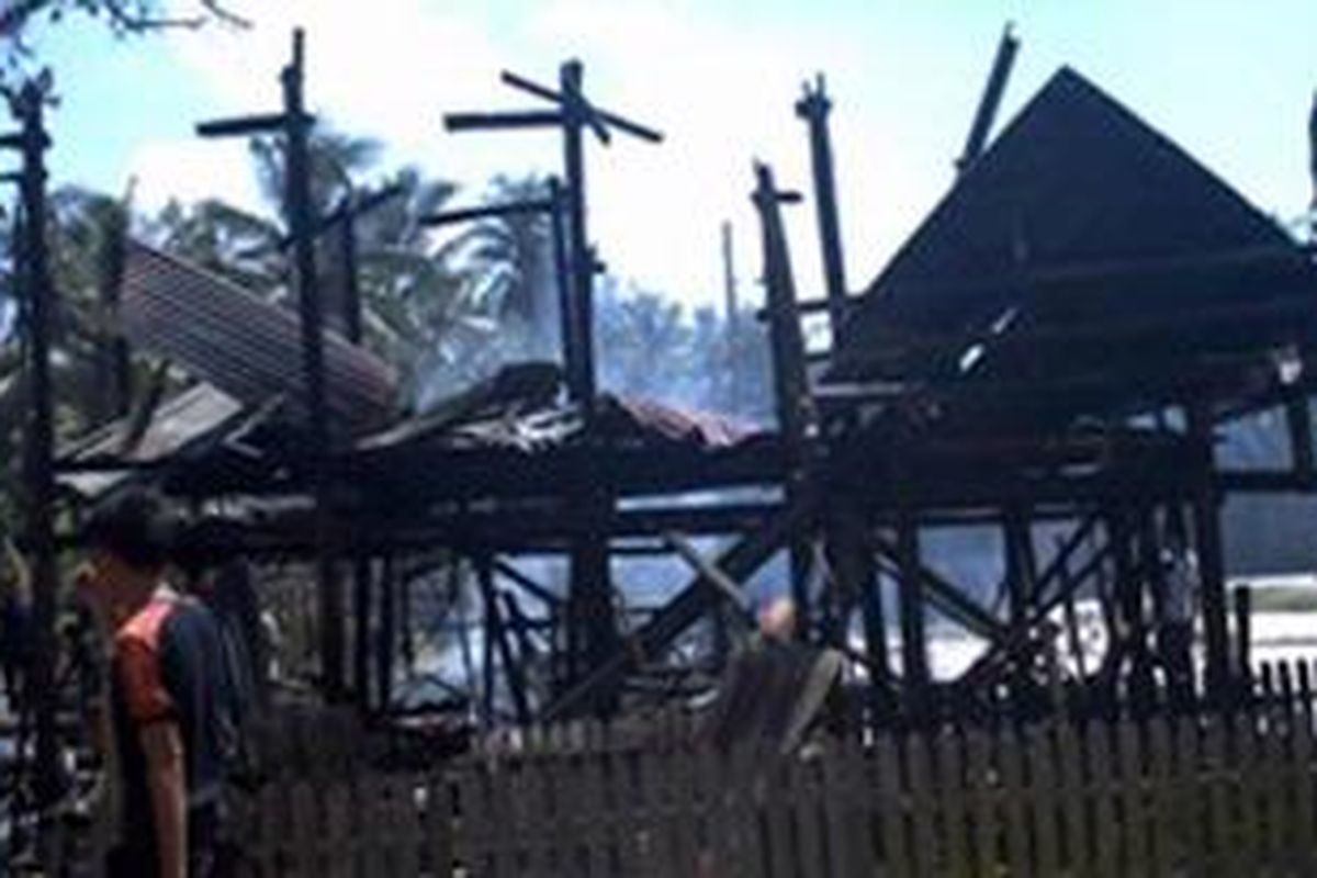 Gara-gara membakar kutu kotoran ayam piaraan, satu rumah ludes terbakar. Kerugian ditaksir mencapai Rp 70 juta