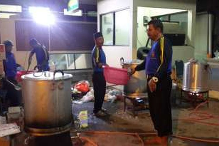 Sejumlah petugas di Posko Dapur Umum yang ada di Pendopo Kabupaten Pasuruan, Jawa Timur saat menyiapkan makan sahur untuk korban banjir, Kamis (30/6/2016) malam.