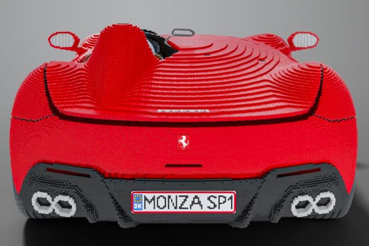 Lego membuat Ferrari Monza SP1 ukuran penuh alias 1:1 yang dipajang di Legoland.
