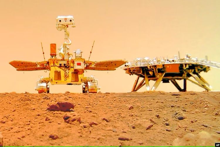 Robot penjelajah Mars China Zhurong terlihat di dekat platform pendaratannya, dalam gambar yang diambil dengan kamera jarak jauh, 11 Juni 2021.