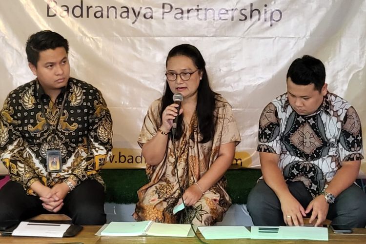 Kuasa hukum AG, Mangatta Toding Allo (kiri), saat konferensi pers di kawasan Tebet, Jakarta Selatan, Kamis (4/5/2023). 