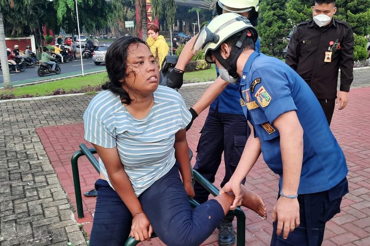 Petugas pemadam kebakaran (damkar) Jakarta Timur mengevakuasi kaki orang dengan gangguan jiwa (ODGJ) yang tersangkut di bangku taman di Jalan Jati RT 001 RW 004 Kelurahan Cijantung, Kecamatan Pasar Rebo, Kamis (31/3/2022).