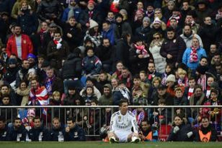 Salah satu ekspresi penyerang Real Madrid Cristiano Ronaldo, di tengah pertandingan Primera Division antara timnya dan Atletico Madrid, di Vicente Calderon, Madrid, Sabtu (7/2/2015). Laga itu berakhir 4-0 untuk Atletico.