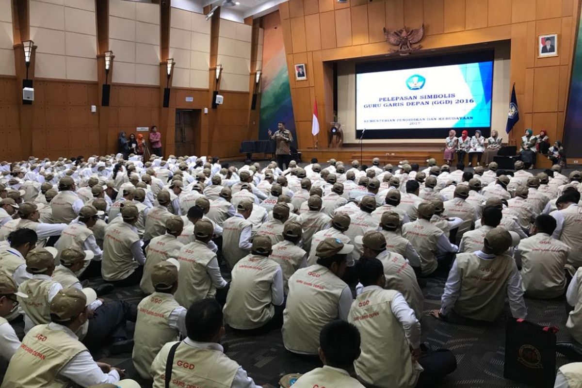 Mendikbud Muhadjir Effendy melepas secara simbolis Guru Garis Depan yang akan ditugaskan mengajar di daerah terluar, tertinggal, dan terpencil di seluruh Indonesia.