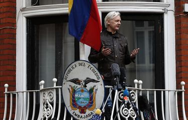 Dalam foto yang diambil pada 19 Mei 2017 ini terlihat pendiri Wikileaks Julian Assange berbicara kepada jurnalis di balkon Kedubes Ekuador di London. 