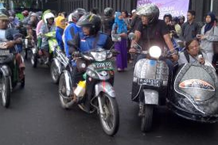 Aksi simpatik dari warga difabel di Malang, Jawa Timur, Kamis (5/12/2013). Aksi tersebut menuntut satu persen kouta pekerjaan untuk warga difabel.