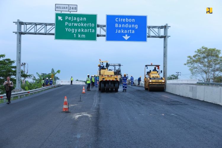 Pelebaran Jalan Tol Jakarta-Cikampek sebagai antisipasi arus lonjakan pemudik Lebaran 2022