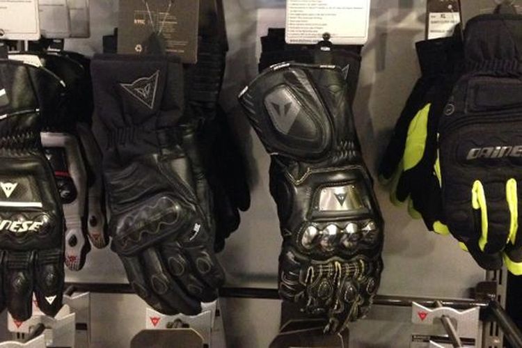 Sarung tangan biker yang tersedia di Motoritz Jakarta