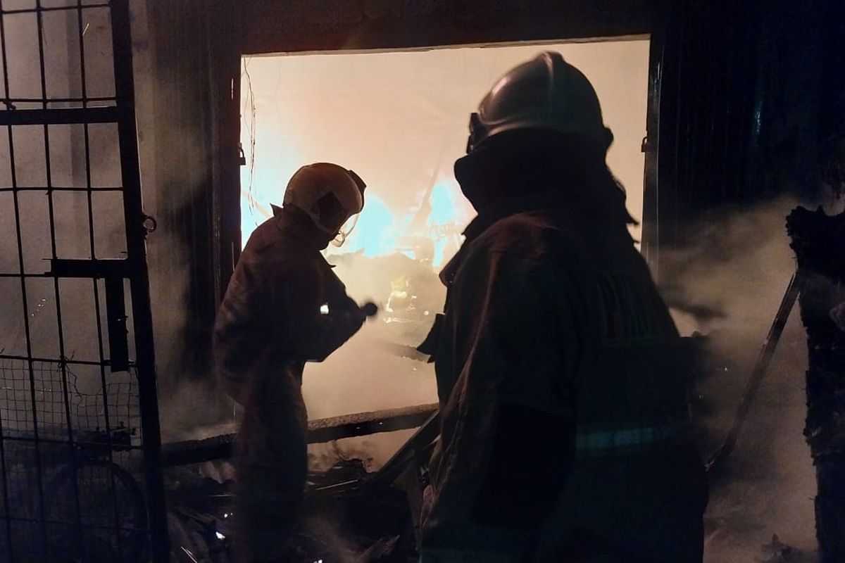Petugas pemadam kebakaran memadamkan api yang melahap rumah toko (ruko) di  Kawasan Perkampungan Industri Kecil (PIK) Pulogadung, Jakarta Timur, Minggu (4/2/2024) dini hari.