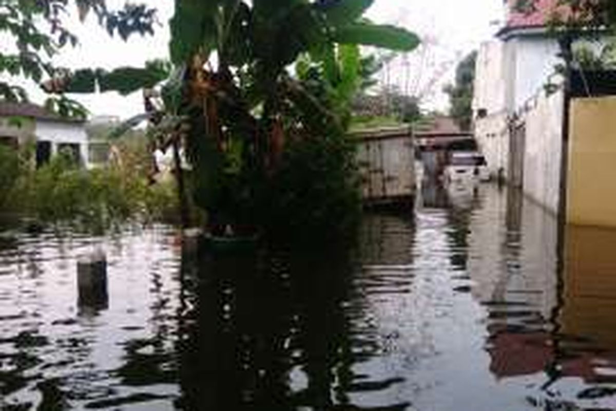 Hujan deras beberapa hari belakangan membuat air di Waduk Rawa Babon, Kelurahan Kelapa Dua Wetan, Kecamatan Ciracas, Jakarta Timur meluap. Selain menggenangi rumah, mobil milik warga juga ikut terendam akibat terjebak banjir. Senin (29/8/2016)