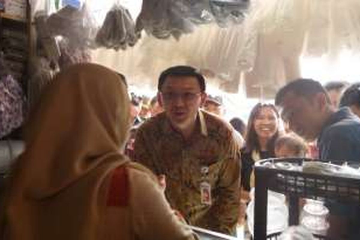 Gubernur DKI Jakarta Basuki Tjahaja Purnama meninjau kios-kios di Pasar Pesanggrahan, Jaksel, yang baru diresmikan, Jumat (26/8/2016). 