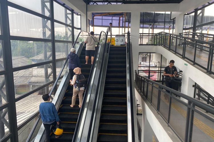 Pengguna KRL Commuter Line baru bisa menggunakan salah satu eskalator di sky bridge Stasiun Bojong Gede setelah rusak selama beberapa waktu, Selasa (11/6/2024).