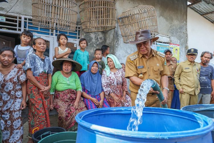 Penjabat Gubernur Banten Al Muktabar saat membagikan air bersih kepada masyarakat di Tanara, Kabupaten Serang yang terdampak kekeringan akibat fenomena El Nino. Senin (25/9/2023). Al Muktabar telah menandatangani SK status Darurat Kekeringan.