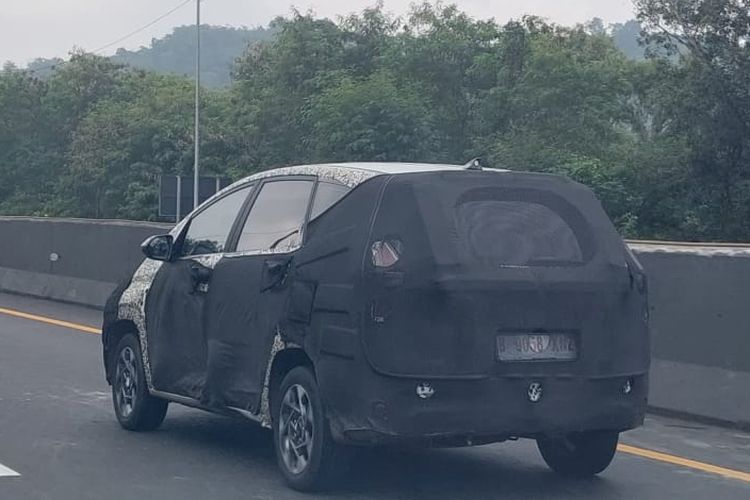 Mobil baru sedang tes jalan yang diyakini sebagai Hyundai Stargazer