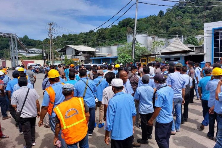 Ratusan pekerja melakukan aksi demo di pelabuhan Teluk Bayur, Selasa (15/3/2022)