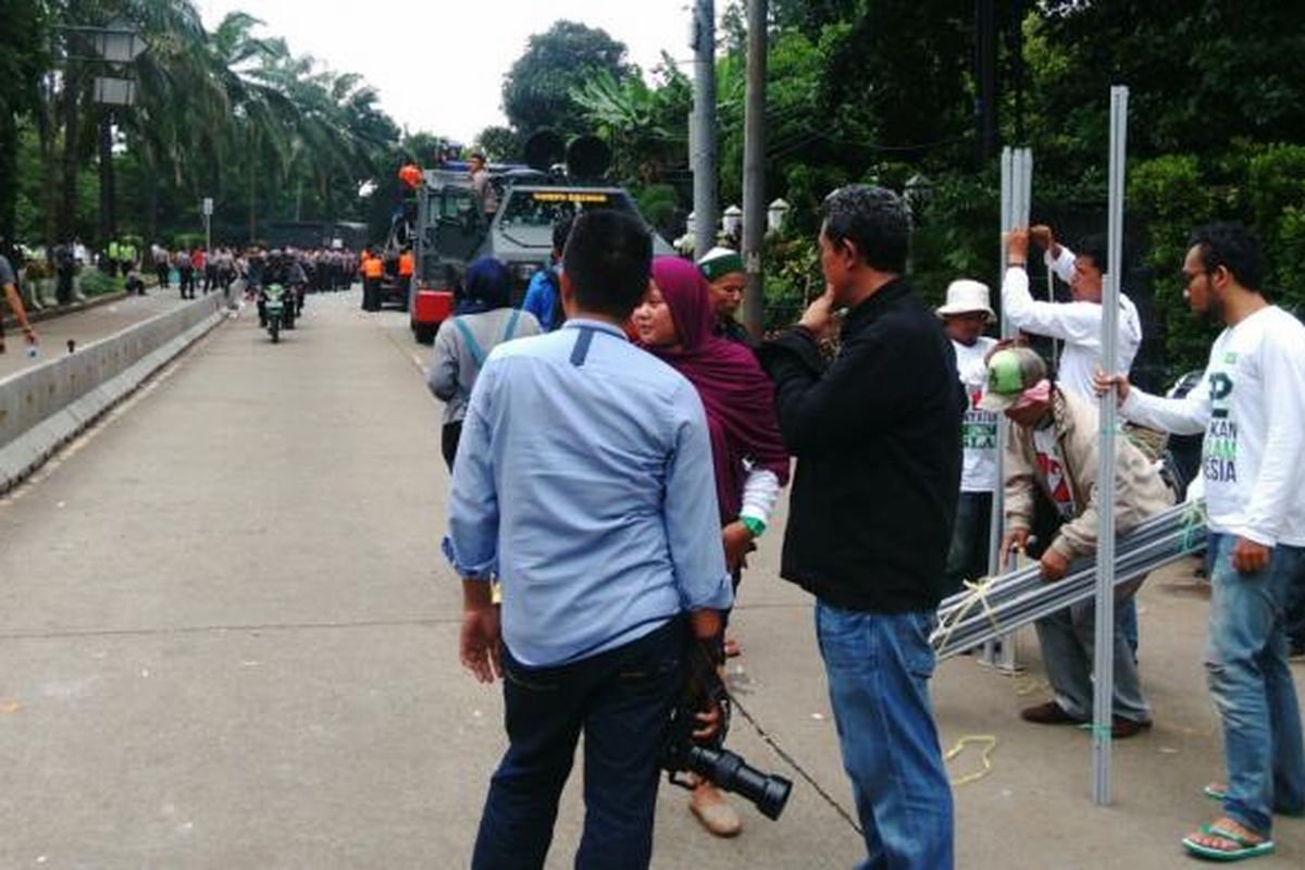 Sidang ke sepuluh kasus dugaan penodaan agama dengan terdakwa Basuki Tjahaja Purnama (Ahok) berakhir. Jalan RM Harsono di depan tempat sidang pun dibuka kembali oleh aparat kepolisian. Senin (13/2/2017)
