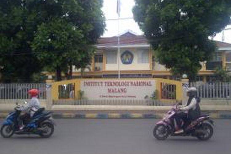 Suasana kampus ITN Malang, Senin (16/12/2013) saat polisi memeriksa 114 saksi yang kasus kematian Fikri saat mengikuti Ospek.