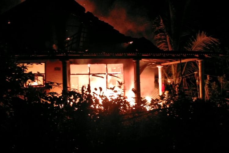 Rumah nenek Paini di Desa Sumberagung, Kecamatan Selorejo, Kabupaten Blitar habis dilalap api pada Rabu tengah malam (15/9/2021)