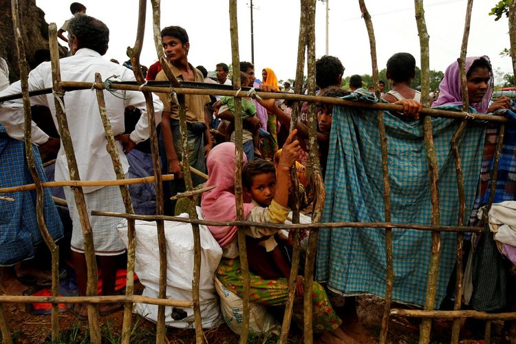 Pengungsi Rohingya baru menunggu memasuki kamp pengungsi sementara Kutupalang, di Cox Bazar Bangladesh, Rabu (30/8/2017). 