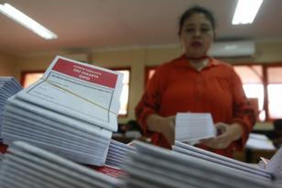 Petugas melipat surat suara Pemilu 2014 di Kantor Komisi Pemilihan Umum Kota Jakarta Selatan, Selasa (11/3/2014). Surat suara yang terdiri dari DPR, DPRD, dan DPD ini akan didistribusikan ke sepuluh Panitia Pemilihan Kecamatan di Jakarta Selatan.  