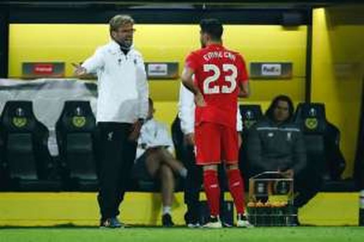 Juergen Klopp memberi instruksi kepada Emre Can pada pertandingan antara Liverpool dan Borussia Dortmund di Signal Iduna Park, Kamis (7/4/2016). 