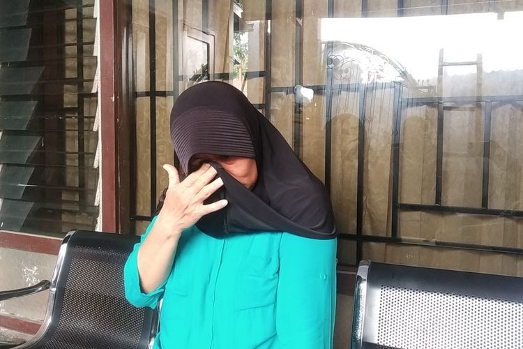 Ibu Praya Tiningsih warga Kelurahan Semayan, yakni ibu uanh digugat anak kandungnya karena warisan