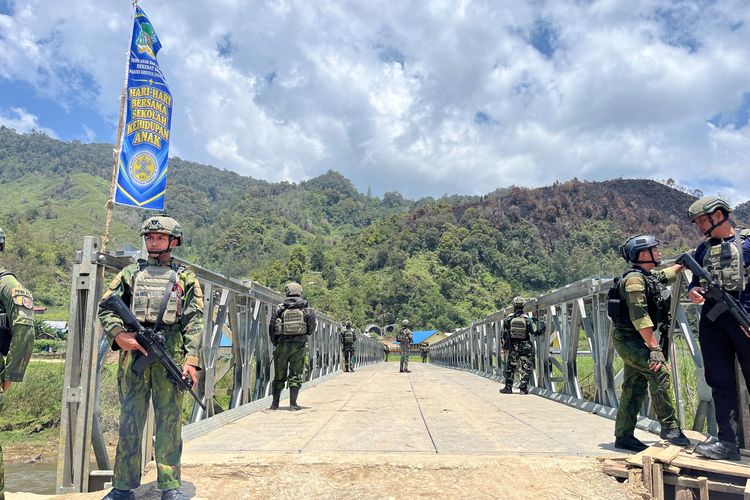 Marinir Rampung Perbaiki Jembatan di Papua Tengah, 3 Kampung Terhubung Kembali