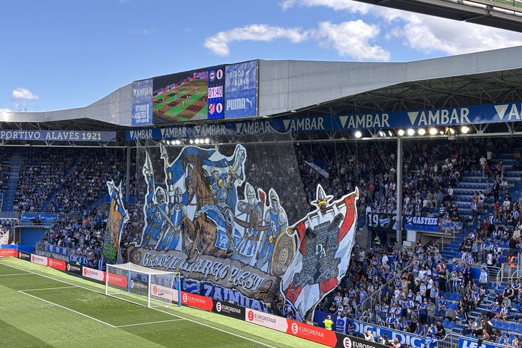 Ultras Iraultza menampilkan koreo spesial dalam laga pekan ke-34 Liga Spanyol antara Alaves vs Atletico Madrid di Stadion Mendizorrotza, 3 Mei 2025.