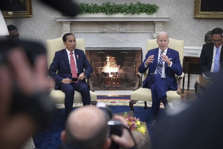Presiden AS Joe Biden bertemu dengan Presiden Indonesia Jokowi di Ruang Oval Gedung Putih pada 13 November 2023 di Washington, DC. Biden dan Jokowi diperkirakan akan membahas berbagai isu bilateral selama pertemuan mereka.