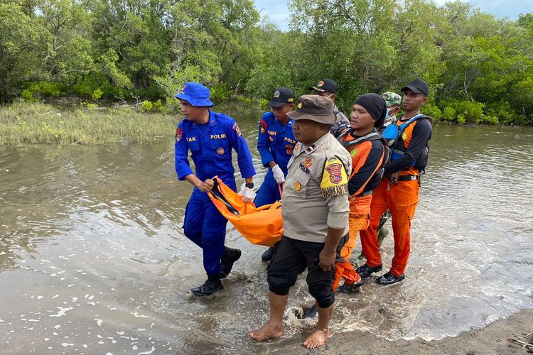 Tim SAR gabungan evakuasi korban yang diterkam buaya di muara sungai Bele, Desa Kota Baru, Kecamatan Kota Baru, Kabupaten Ende, pada Senin (6/5/2024).
