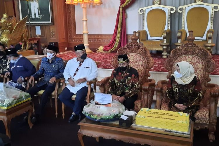 Sultan Kutai Kartanegara Ing Martadipura, Sultan Adji Muhammad Arifin saat merayakan ulang tahunnya ke - 71 di Kedaton Kesultanan Kutai Kartanegara Ing Martadipura, Tenggarong, Kukar, Rabu (9/2/2022).